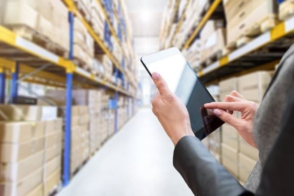 Insourcing-vs-Outsourcing-1