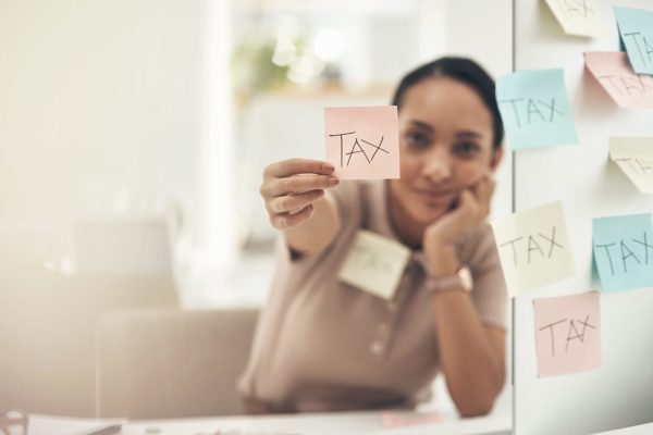 shot-of-a-young-businesswoman-holding-a-note-with-2023-11-27-05-32-45-utc shot-of-a-young-businesswoman-holding-a-note-with-2023-11-27-05-32-45-utc